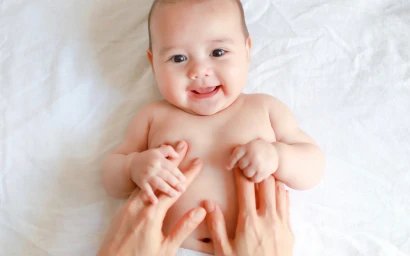 Massage bébé : comment masser bébé et quels sont les bienfaits ?